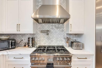 115 110th Pl SE in Bellevue, WA - Building Photo - Building Photo