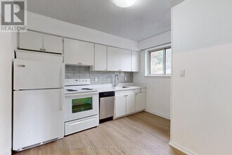 21 Glass Dr in Aurora, ON - Building Photo - Building Photo