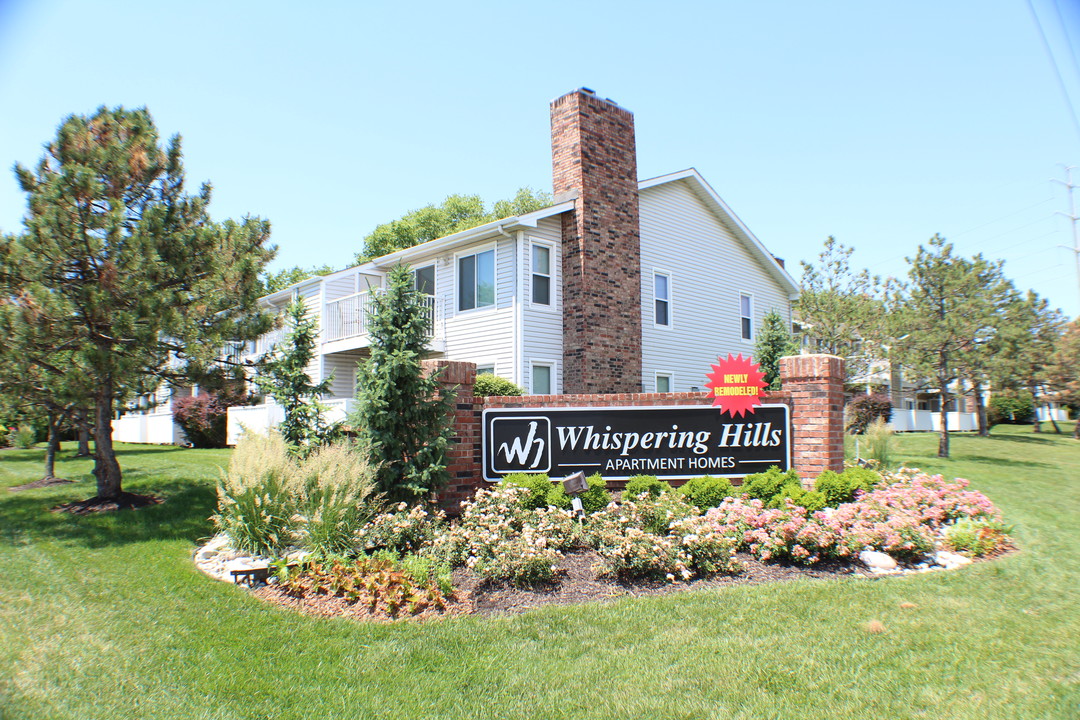 Whispering Hills Apartments in Overland Park, KS - Building Photo