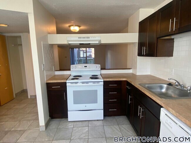 140 N Beacon St, Unit A2 in Boston, MA - Building Photo - Building Photo