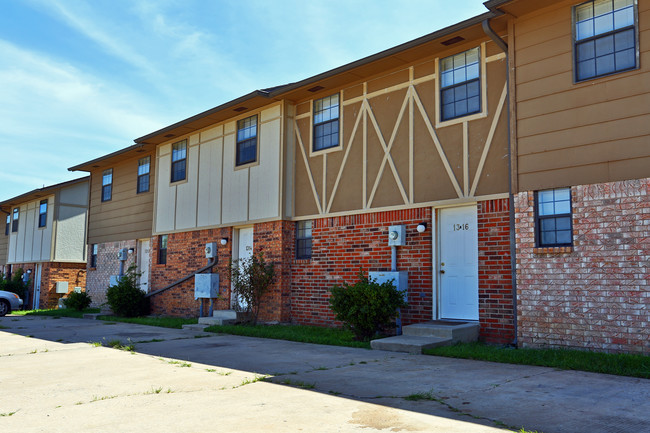 High Meadows Townhomes in Norman, OK - Building Photo - Building Photo