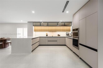 8713 SW 214th St in Cutler Bay, FL - Foto de edificio - Building Photo