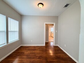 2238 N Interstate 35 in San Antonio, TX - Building Photo - Building Photo