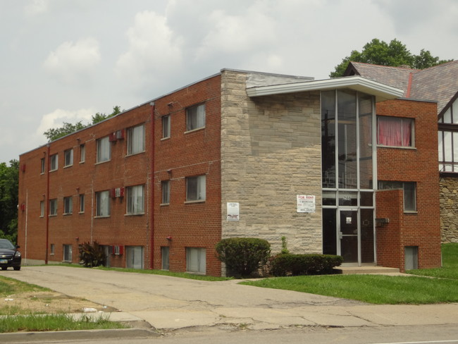 2560 Harrison Ave in Cincinnati, OH - Foto de edificio - Building Photo