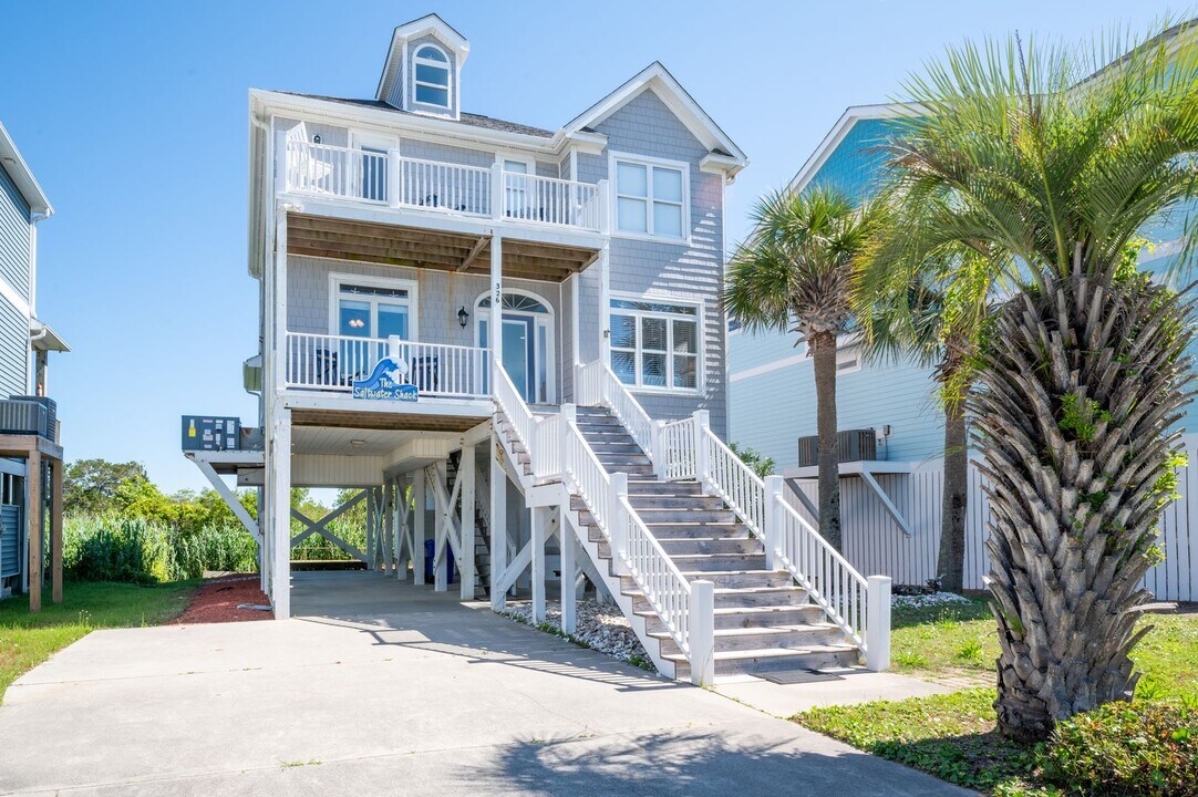 326 E Dolphin Dr in Oak Island, NC - Building Photo