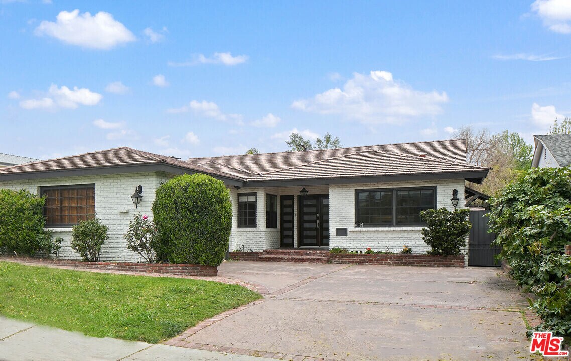 6134 Longridge Ave in Los Angeles, CA - Building Photo