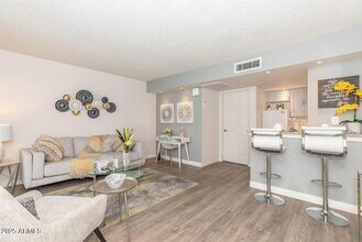 2936 E Indian School Rd, Unit 1 in Phoenix, AZ - Foto de edificio - Building Photo