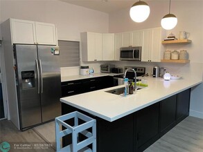 18316 NW 6th St in Pembroke Pines, FL - Foto de edificio - Building Photo