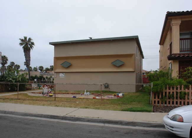 120-126 Date Ave in Imperial Beach, CA - Foto de edificio - Building Photo