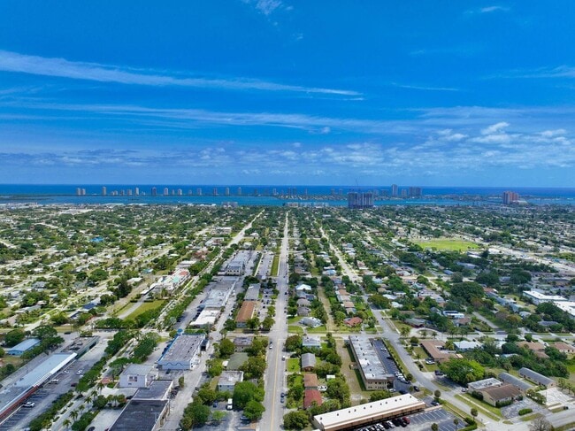 906 Foresteria Dr in Lake Park, FL - Building Photo - Building Photo