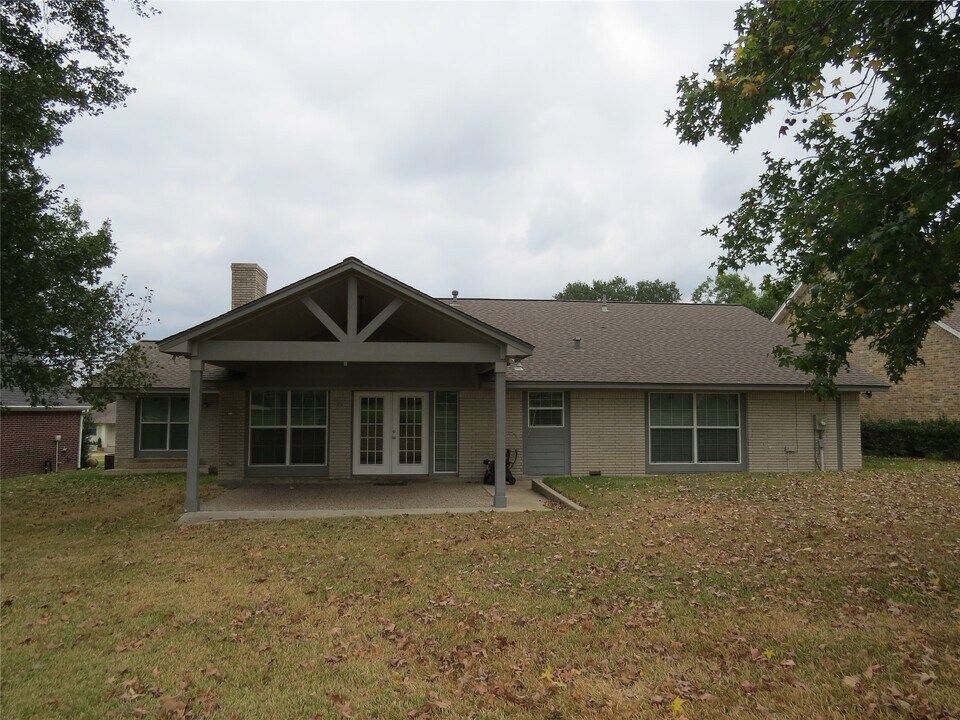 625 Augusta Dr in Huntsville, TX - Foto de edificio