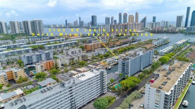 3703 NE 166th St in North Miami Beach, FL - Foto de edificio - Building Photo