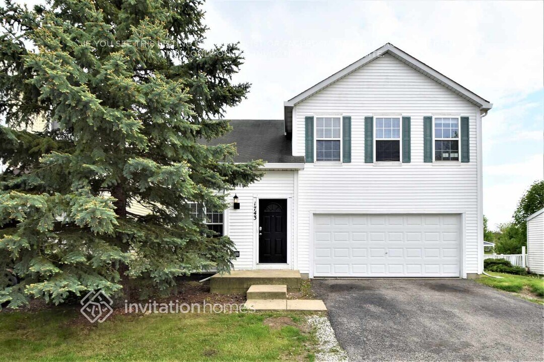 1743 Walnut Park Ln in Aurora, IL - Building Photo