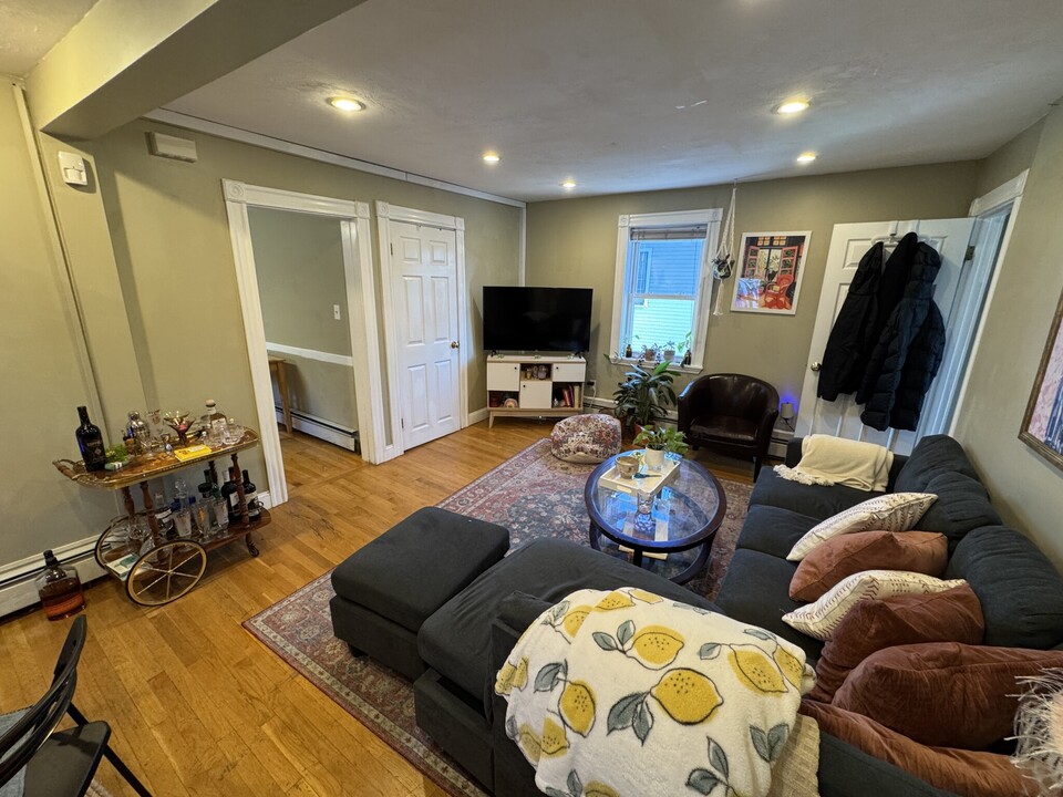735 Somerville Ave, Unit 3 in Somerville, MA - Building Photo