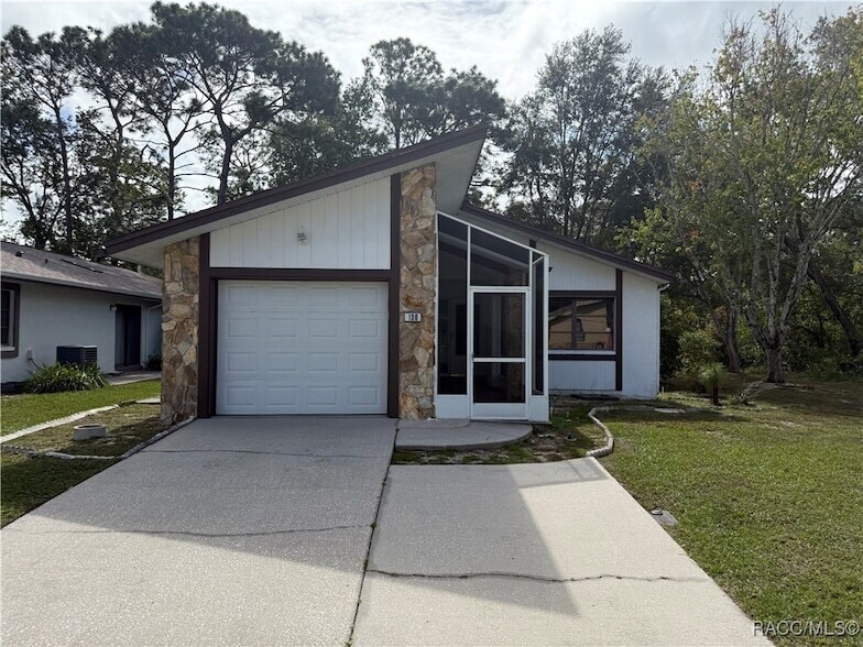 100 Chinaberry Cir in Homosassa, FL - Building Photo