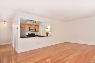 352 Carroll Close in Tarrytown, NY - Building Photo - Building Photo