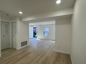 222 Christopher Columbus Dr-Unit -2 in Jersey City, NJ - Building Photo - Building Photo