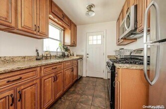 22 Pine Ln in Valley Stream, NY - Building Photo - Building Photo
