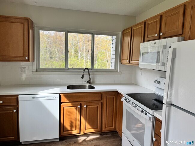 11 Hilltop Dr in Simsbury, CT - Building Photo - Building Photo