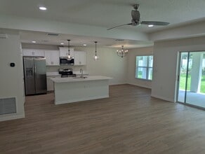 13050 Tinamou Ave in Weeki Wachee, FL - Foto de edificio - Building Photo