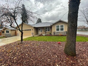 410 4th St in Phoenix, OR - Foto de edificio - Building Photo