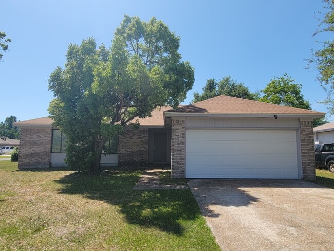 property at 3727 Greentree Pl