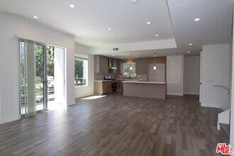 11733 Missouri Ave in Los Angeles, CA - Building Photo - Building Photo