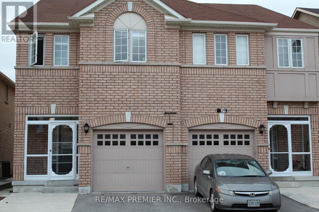 111 Crystalview Crescent in Brampton, ON - Building Photo