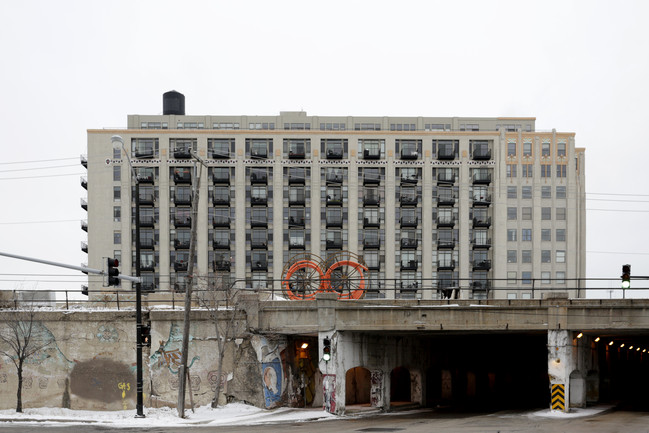 University Station in Chicago, IL - Foto de edificio - Building Photo