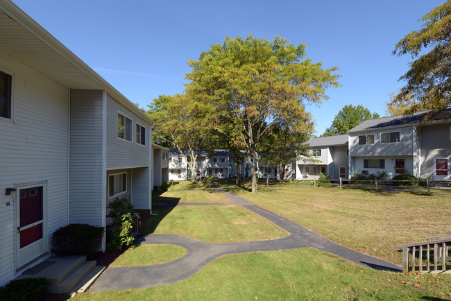 Highland Hills in Taunton, MA - Building Photo - Building Photo