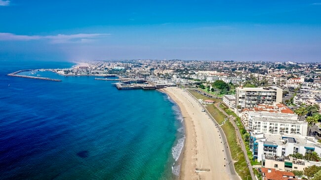 555 Esplanade, Unit 517 in Redondo Beach, CA - Building Photo - Building Photo