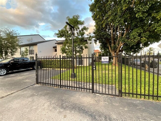 13045 SW 68th St in Miami, FL - Building Photo - Building Photo