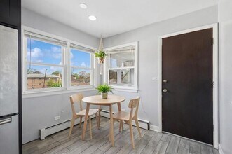 4951 W Foster Ave in Chicago, IL - Building Photo - Building Photo