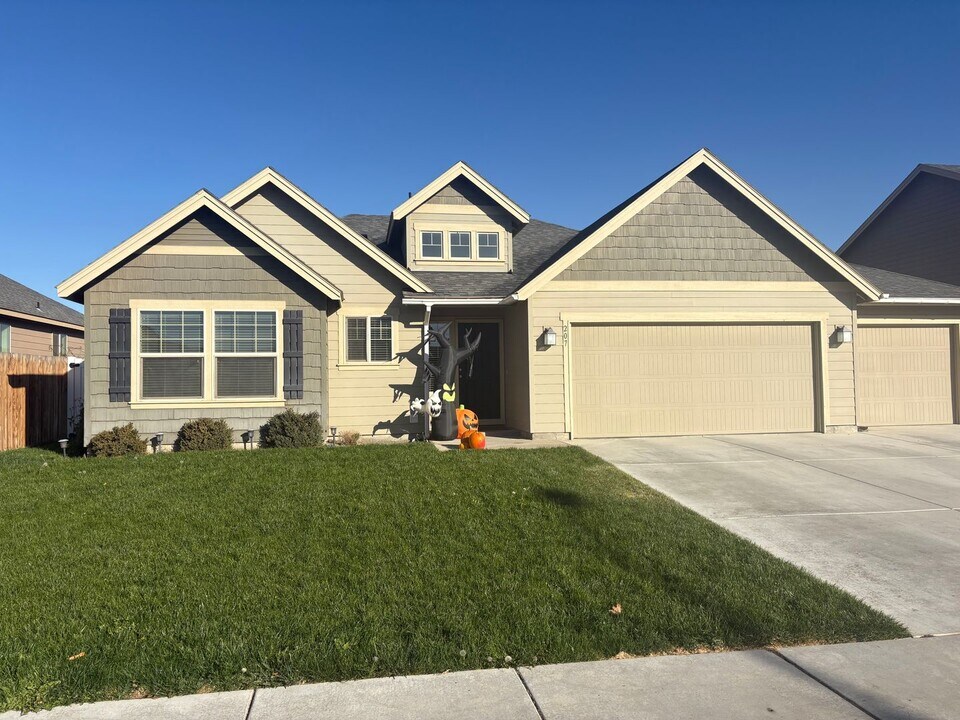 207 J St NE in Quincy, WA - Building Photo