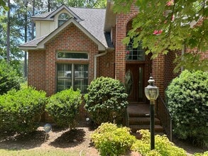 110 Wimbledon Ct in Greenwood, SC - Building Photo - Building Photo