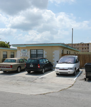 718-722 NE 3rd St in Hallandale Beach, FL - Foto de edificio - Building Photo