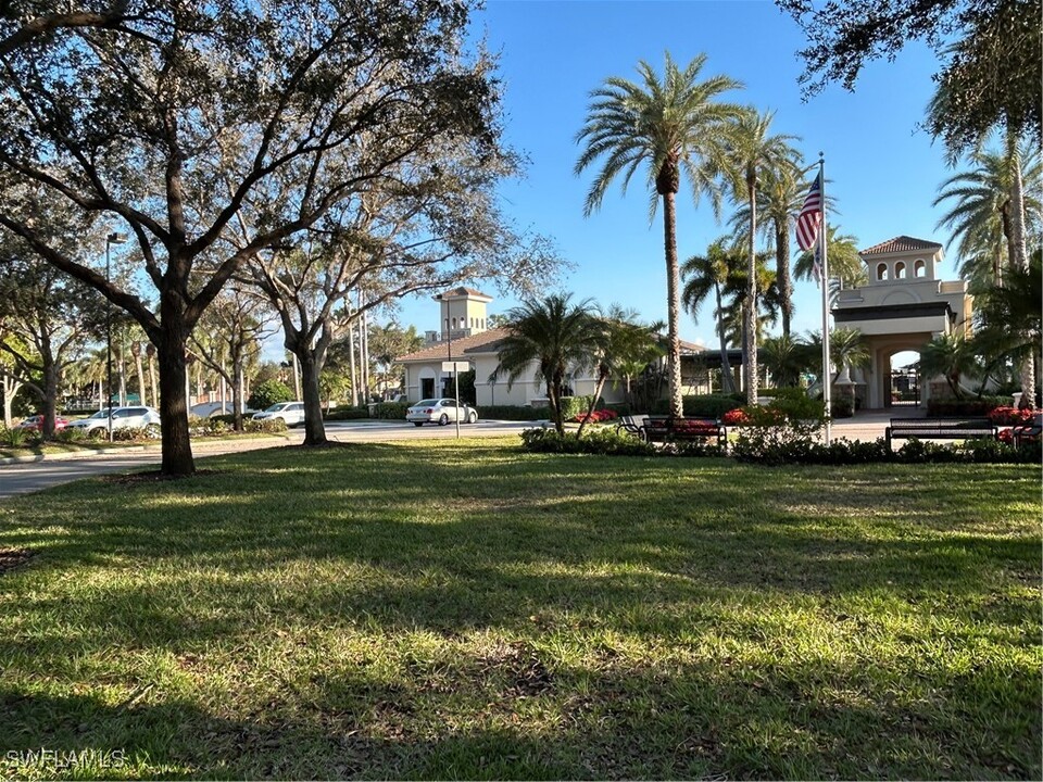 1341 Triandra Ln in Naples, FL - Building Photo