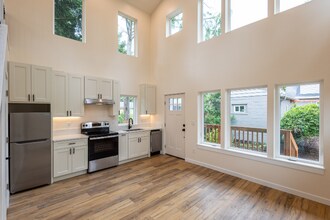 8122 SE 74th Ave in Portland, OR - Building Photo - Building Photo