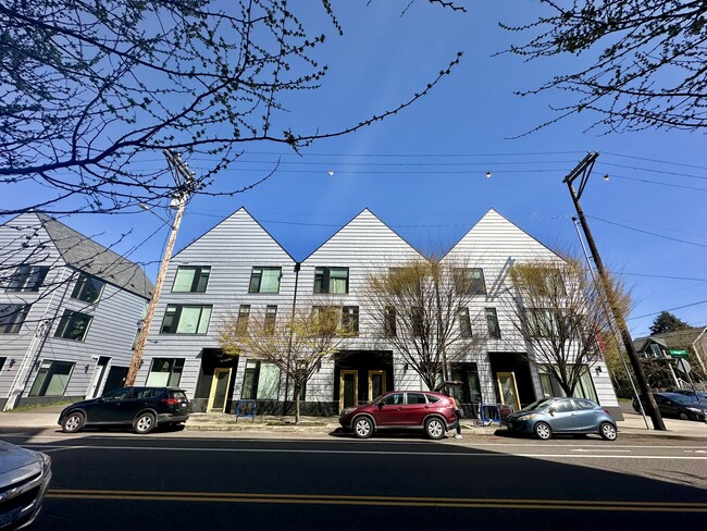 Skidmore Apartments in Portland, OR - Foto de edificio - Building Photo