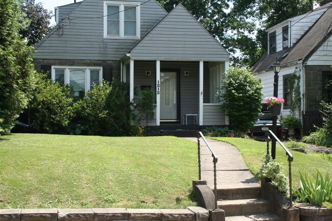 1212 Love St in Pittsburgh, PA - Foto de edificio - Building Photo