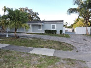 551 E 39th St in Hialeah, FL - Building Photo - Building Photo