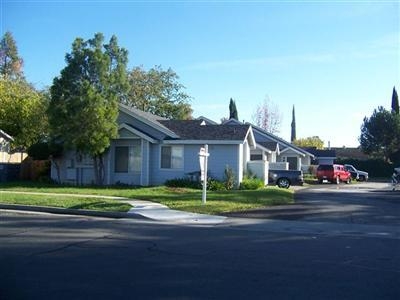 9679 Walnut Ave in Elk Grove, CA - Foto de edificio