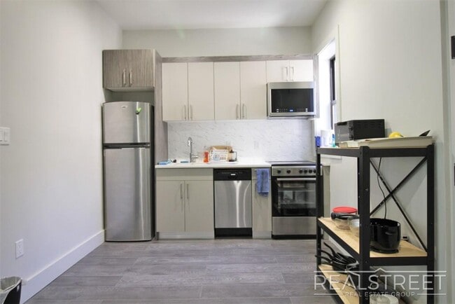 Grand Spacious 2 Bed in Prime Crown Heights, Unit 3A in Brooklyn, NY - Foto de edificio - Building Photo