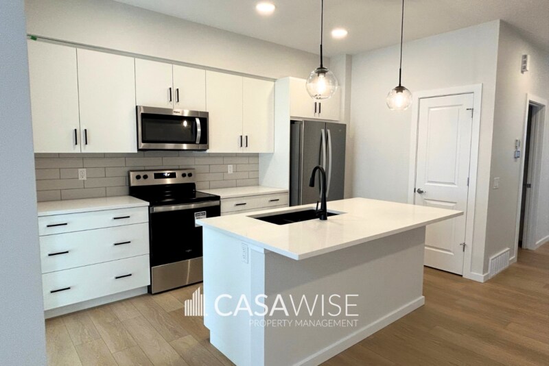 20744-20724 24 Ave NW in Edmonton, AB - Building Photo