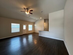 628 Grayson Ln in Seguin, TX - Foto de edificio - Building Photo