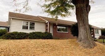 602 W 12th St in The Dalles, OR - Building Photo