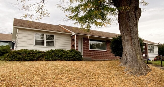 property at 602 W 12th St