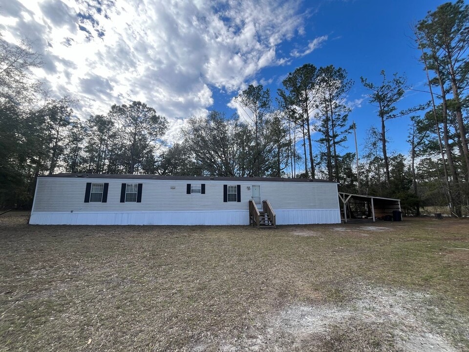 1635 177th Rd in Live Oak, FL - Building Photo