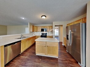 4073 Sherbourne Dr in Independence, KY - Foto de edificio - Building Photo