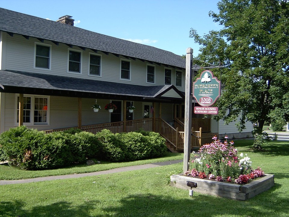 Evergreen Place in Waitsfield, VT - Foto de edificio